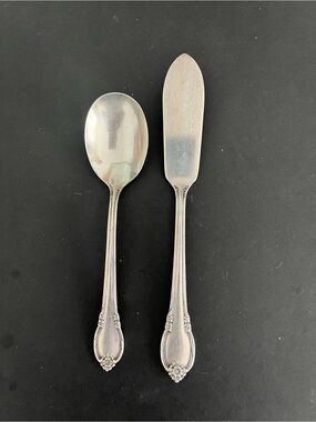 1847 Rogers Bros IS Remembrance Butter Knife & Sugar Spoon Pair